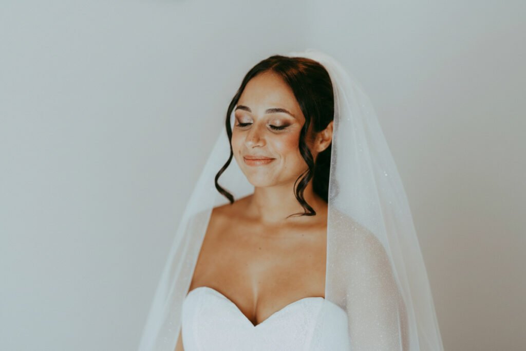 Trucco sposa in Sardegna: eleganza su misura Il giorno del matrimonio &egrave; un momento unico e merita un look che ti rappresenti davvero. Il trucco sposa in Sardegna deve valorizzare la tua bellezza naturale, resistere al clima e adattarsi alla luce intensa del mare. Affidarsi a una professionista significa scegliere sicurezza, armonia e attenzione ai dettagli. Il make-up sposa Sardegna firmato da una professionista esperta nasce da un ascolto profondo della sposa, dello stile dell&rsquo;abito e dell&rsquo;atmosfera dell&rsquo;evento. Il servizio di trucco sposa in Sardegna offerto dalla makeup artist Gaia Spina &egrave; pensato per garantire un risultato raffinato, luminoso e duraturo per tutta la giornata. Se cerchi una makeup artist in Sardegna capace di trasformare un sogno in realt&agrave;, Gaia Spina &egrave; la scelta ideale per un trucco sposa elegante, personalizzato e senza tempo.