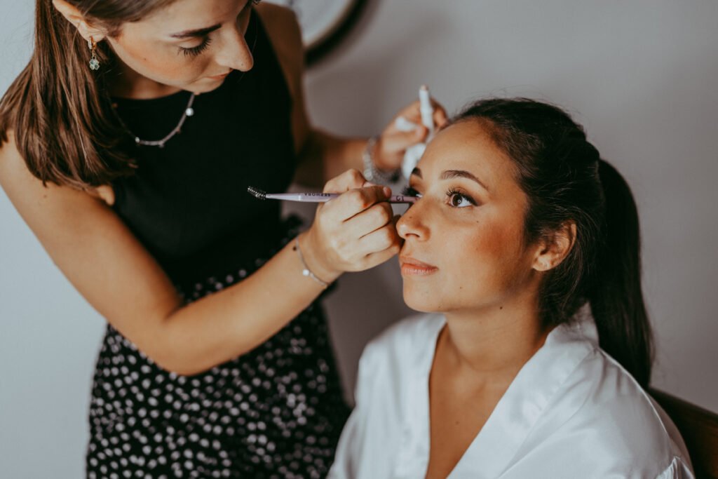 Makeup artist Gaia Spina per il tuo matrimonio Affidarsi a una professionista esperta &egrave; il primo passo per un trucco sposa in Sardegna davvero impeccabile. La makeup artist Gaia Spina realizza look sposa personalizzati, pensati per valorizzare ogni volto con eleganza e naturalezza. Il make-up sposa Sardegna viene studiato in base all&rsquo;abito, all&rsquo;acconciatura e allo stile del matrimonio. Il servizio di trucco sposa in Sardegna include consulenza e prove, fondamentali per creare un risultato in linea con le aspettative della sposa. Se cerchi una makeup artist in Sardegna che unisca professionalit&agrave;, empatia e attenzione ai dettagli, Gaia Spina ti accompagner&agrave; con competenza e sensibilit&agrave;, rendendo il giorno del tuo matrimonio ancora pi&ugrave; speciale.