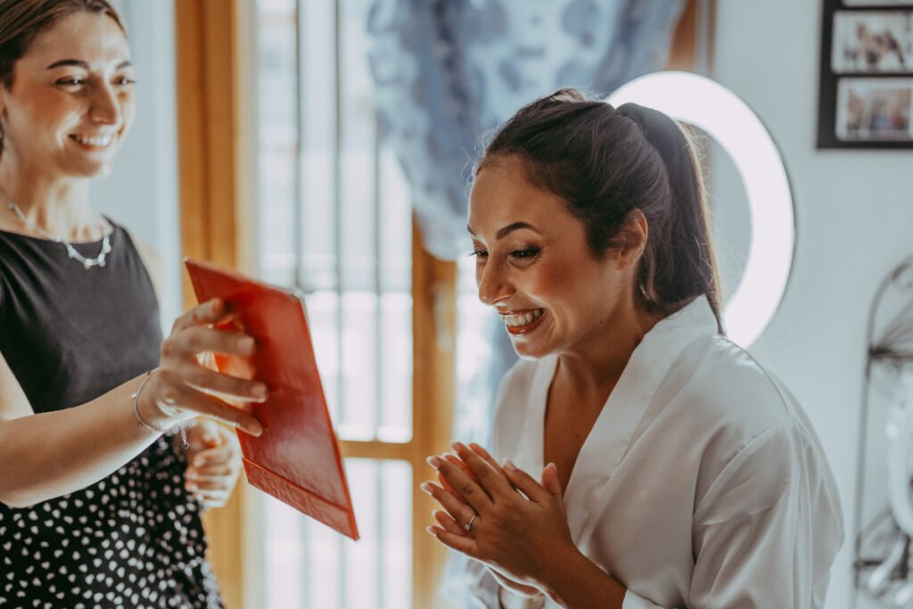 Servizio di trucco sposa in Sardegna professionale Scegliere un servizio di trucco sposa in Sardegna professionale significa affidarsi a mani esperte capaci di creare un look impeccabile e duraturo. Il trucco sposa in Sardegna deve resistere al caldo, all&rsquo;emozione e alle lunghe ore della giornata, mantenendo freschezza e luminosit&agrave;. Il make-up sposa Sardegna proposto dalla makeup artist Gaia Spina nasce da un&rsquo;attenta analisi del viso, dell&rsquo;incarnato e dello stile personale della sposa. Ogni dettaglio &egrave; studiato per esaltare i punti di forza e garantire un risultato naturale e raffinato. Se cerchi una makeup artist in Sardegna affidabile, puntuale e attenta, Gaia Spina offre un servizio completo e personalizzato, pensato per farti sentire bellissima e sicura nel giorno pi&ugrave; importante della tua vita.